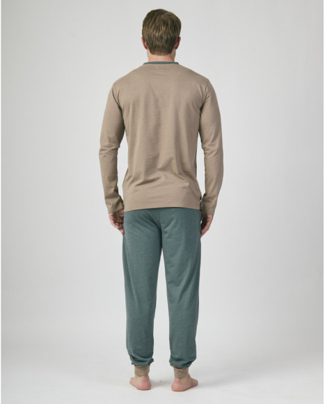Pijama para hombre en tono beige y verde con diseño gráfico en el pecho. Pijama para hombre en tono beige y verde con diseño gráfico en el pecho.