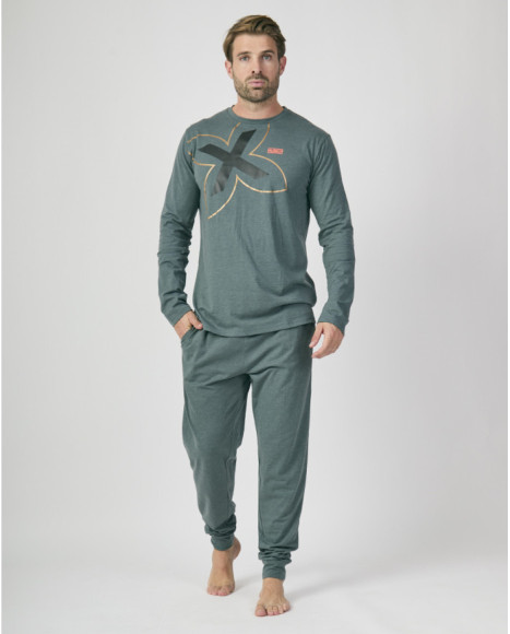 Pijama calido para hombre en color verde con estampado gráfico de la marca Munich