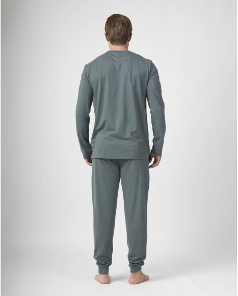 Pijama calido para hombre en color verde con estampado gráfico de la marca Munich Pijama calido para hombre en color verde con estampado gráfico de la marca Munich