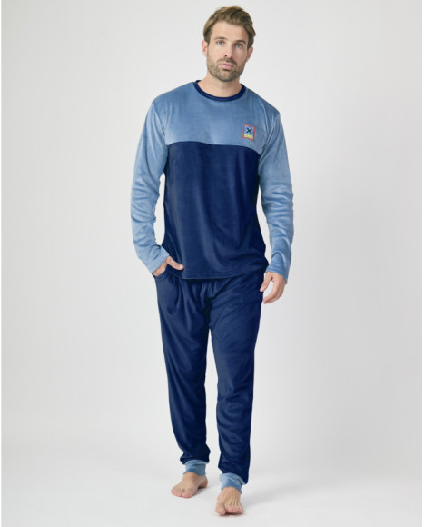 Conjunto pijama de hombre en dos tonos azules con diseño suave y confortable.
