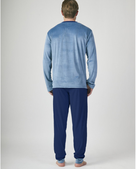 Conjunto pijama de hombre en dos tonos azules con diseño suave y confortable. Conjunto pijama de hombre en dos tonos azules con diseño suave y confortable.