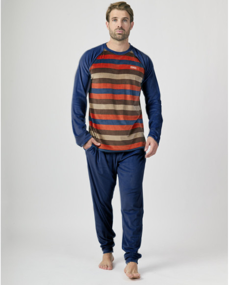 Conjunto de hombre para dormir con camiseta de rayas y pantalón azul