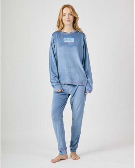 Pijama largo para mujer en color azul con detalles de ribete en contraste.