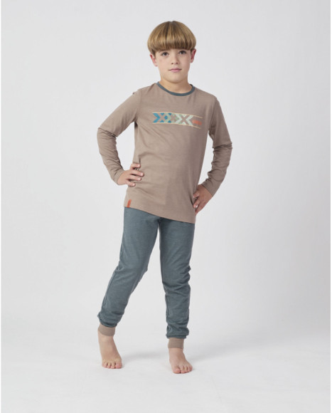 Conjunto para niño de manga larga con pantalón en tono verde y camiseta beige estampada