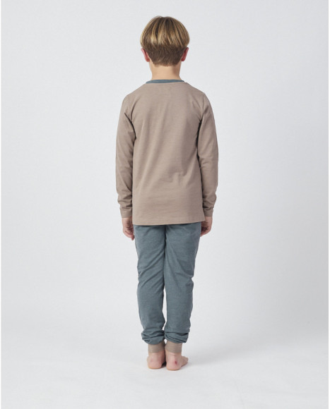 Conjunto para niño de manga larga con pantalón en tono verde y camiseta beige estampada Conjunto para niño de manga larga con pantalón en tono verde y camiseta beige estampada