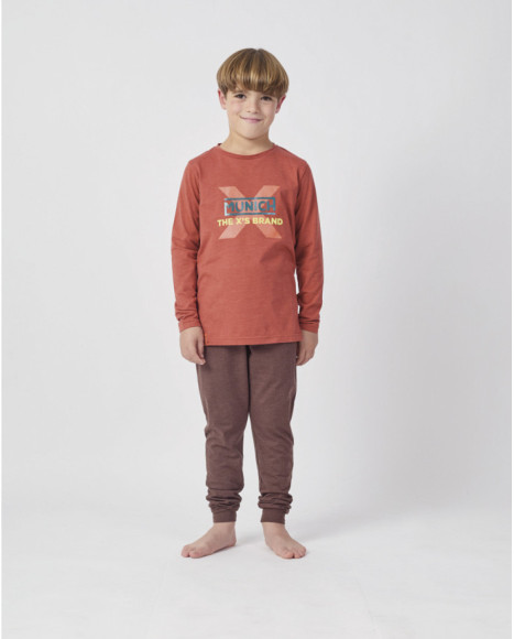 Pijama para niño con camiseta terracota y pantalón marrón
