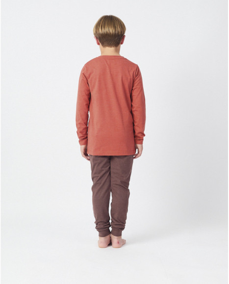 Pijama para niño con camiseta terracota y pantalón marrón Pijama para niño con camiseta terracota y pantalón marrón