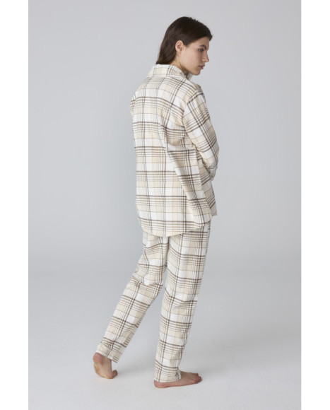 Pijama de mujer con estampado de cuadros en tonos beige y corte clásico