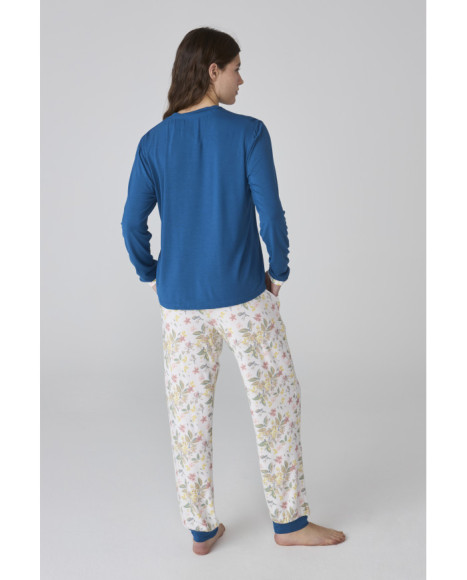 Pijama largo de mujer en azul y con estampado floral