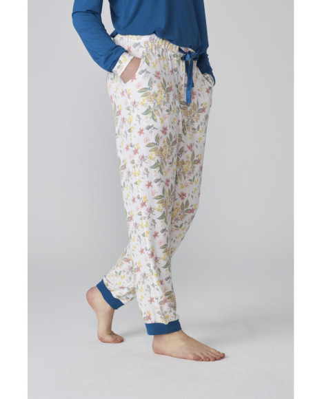 Pijama largo de mujer en azul y con estampado floral