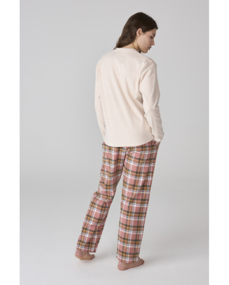 Conjunto de pijama de mujer en tono beige y cuadros rosas