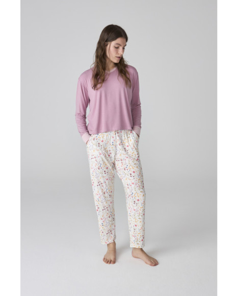 Pijama de mujer con camiseta en rosa y pantalón blanco estampado floral