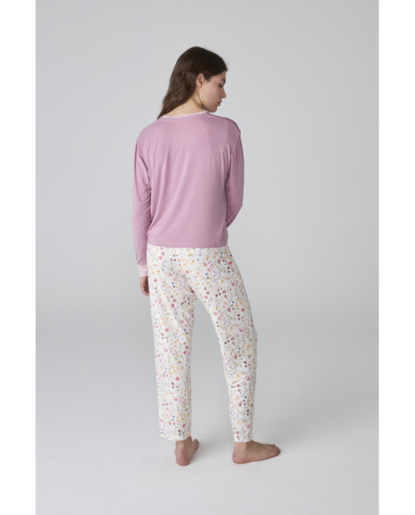 Pijama de mujer con camiseta en rosa y pantalón blanco estampado floral
