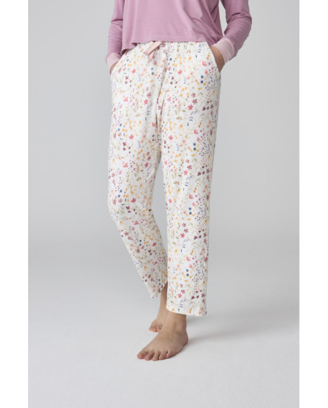 Pijama de mujer con camiseta en rosa y pantalón blanco estampado floral