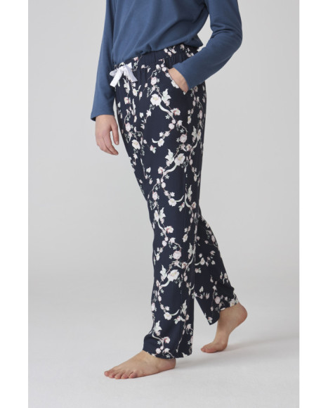 Pijama de mujer con camiseta azul y pantalón estampado floral en azul marino