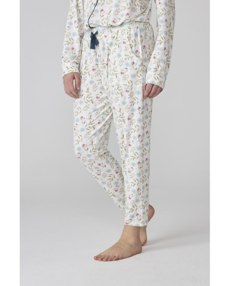 Conjunto de pijama para mujer en blanco con estampado floral delicado