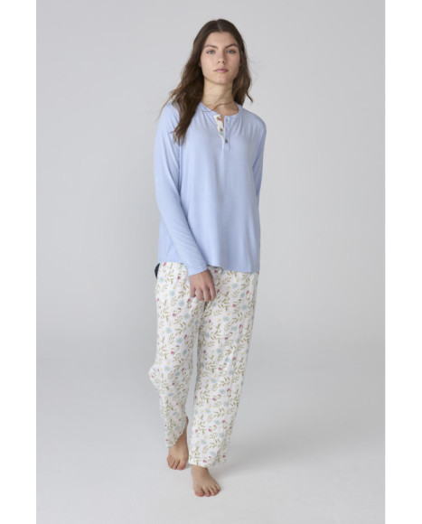 Pijama largo de mujer con camiseta azul claro y pantalón estampado floral