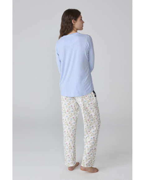 Pijama largo de mujer con camiseta azul claro y pantalón estampado floral