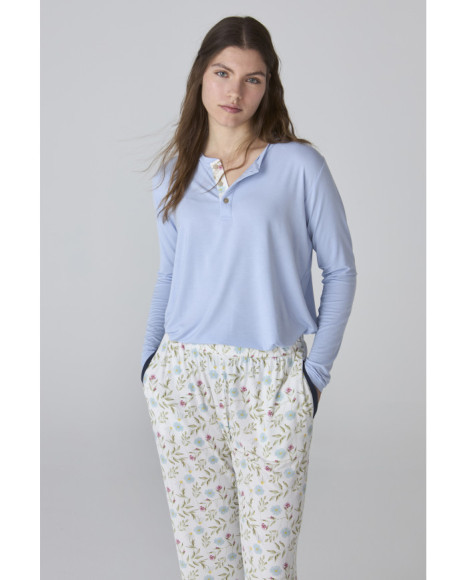Pijama largo de mujer con camiseta azul claro y pantalón estampado floral