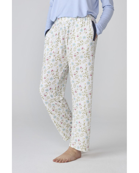 Pijama largo de mujer con camiseta azul claro y pantalón estampado floral