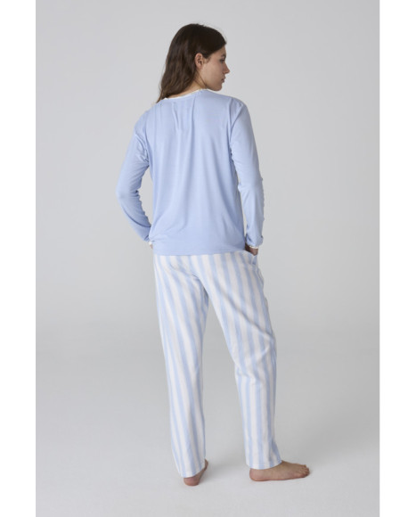 Pijama de mujer con camiseta azul y pantalón largo a rayas