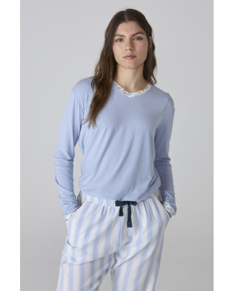 Pijama de mujer con camiseta azul y pantalón largo a rayas