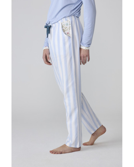 Pijama de mujer con camiseta azul y pantalón largo a rayas