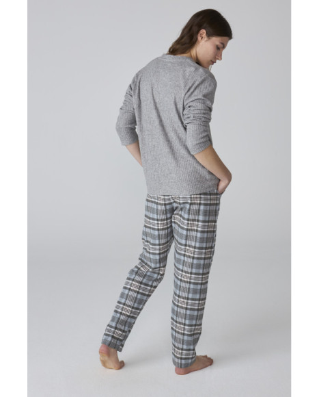 Pijama de mujer con pantalón de cuadros y camiseta de manga larga