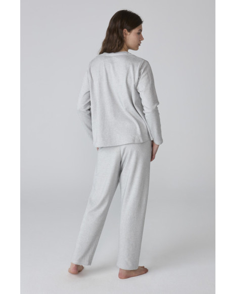 Pijama de mujer gris con camiseta henley y pantalón largo