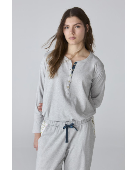 Pijama de mujer gris con camiseta henley y pantalón largo