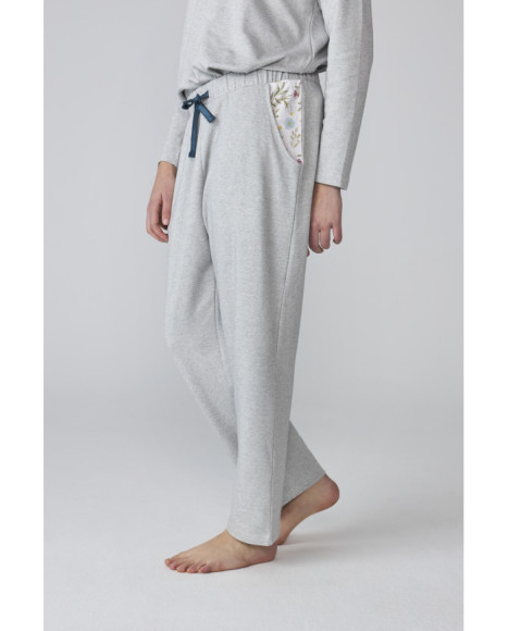 Pijama de mujer gris con camiseta henley y pantalón largo