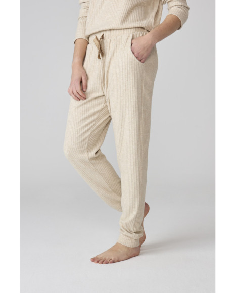 Pijama largo de mujer en beige de punto canalé con pantalón largo