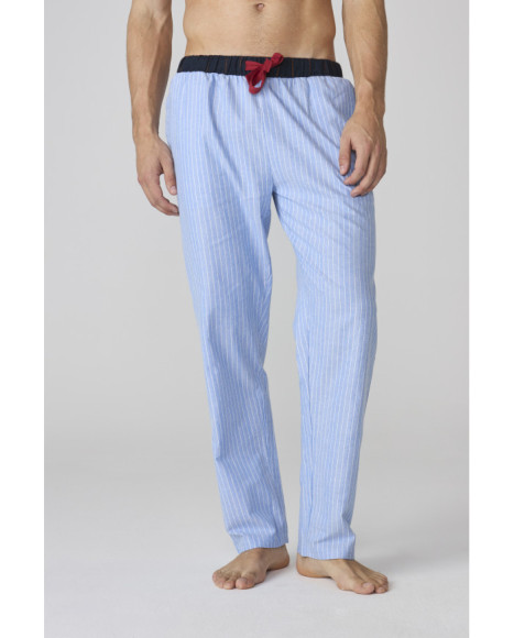 Set clásico de pijama para hombre en tono celeste y camisa de botones