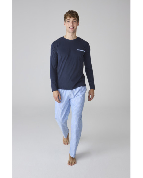Pijama de hombre con parte superior azul oscura y pantalón a rayas