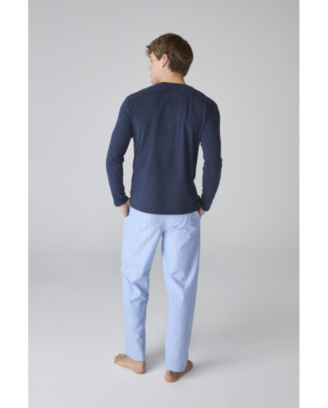 Pijama de hombre con parte superior azul oscura y pantalón a rayas
