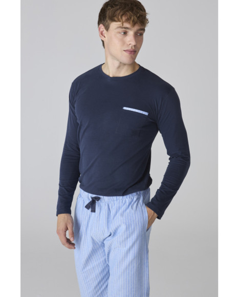 Pijama de hombre con parte superior azul oscura y pantalón a rayas