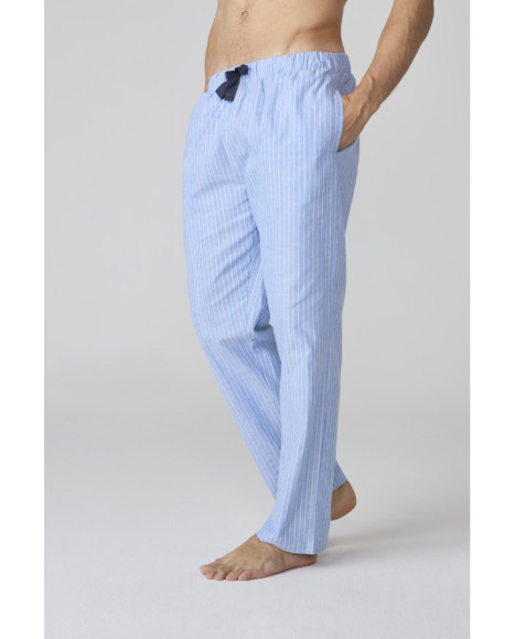 Pijama de hombre con parte superior azul oscura y pantalón a rayas