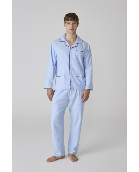 Pijama largo de hombre en azul claro liso con detalles de vivos en contraste