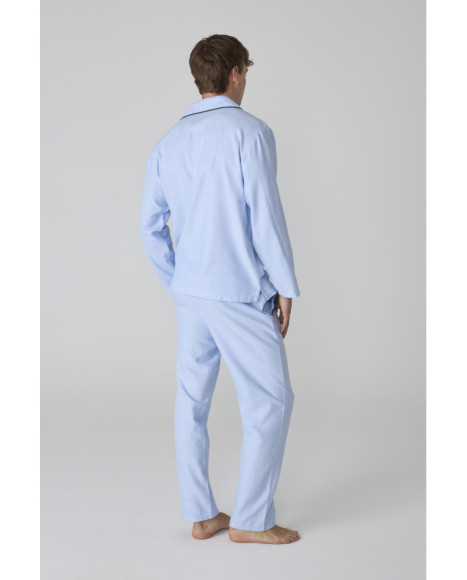 Pijama largo de hombre en azul claro liso con detalles de vivos en contraste