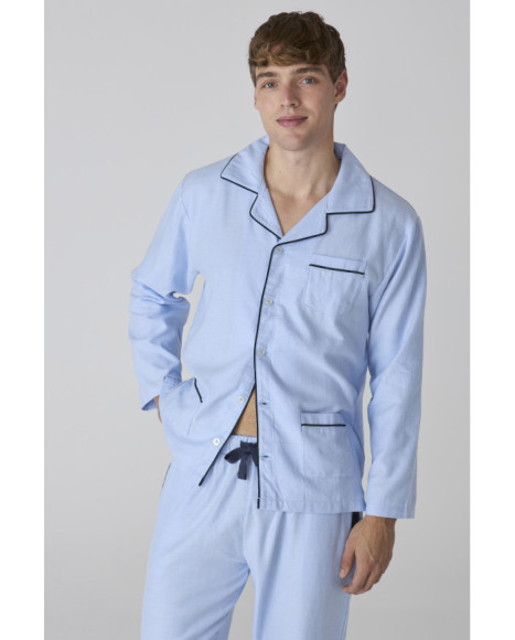 Pijama largo de hombre en azul claro liso con detalles de vivos en contraste