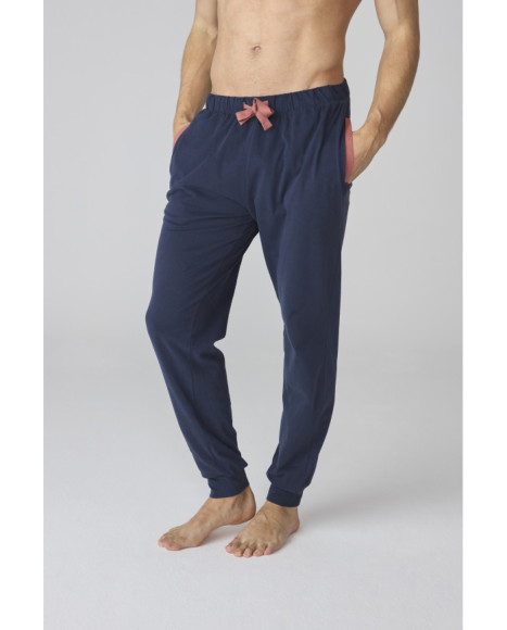Pijama para hombre en azul marino con camiseta a rayas y pantalón liso