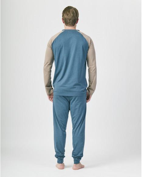 Conjunto de pijama para hombre en azul petróleo con contraste beige. Conjunto de pijama para hombre en azul petróleo con contraste beige.