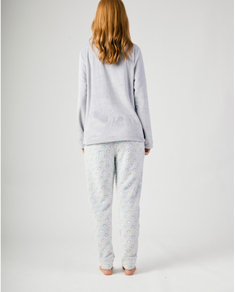 Conjunto de pijama de mujer color gris con dibujo y pantalón estampado