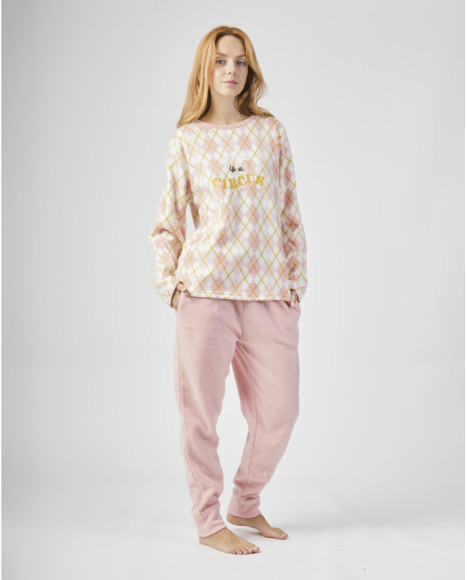 Pijama para mujer de manga larga con pantalón liso rosa y camiseta estampada