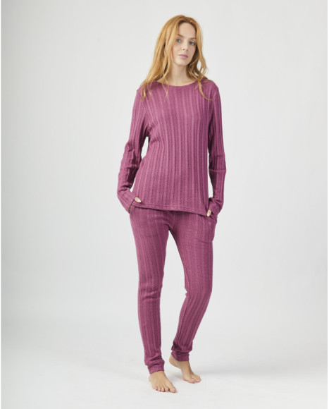 Conjunto de pijama de mujer en tono morado con diseño a rayas