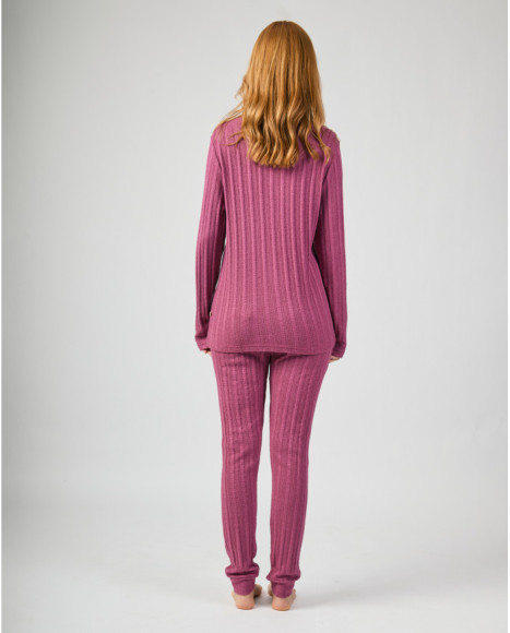 Conjunto de pijama de mujer en tono morado con diseño a rayas