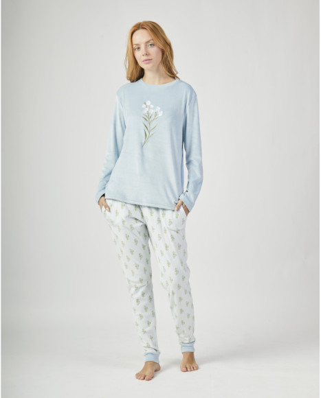 Pijama de mujer con camiseta azul celeste y pantalón estampado flores verdes