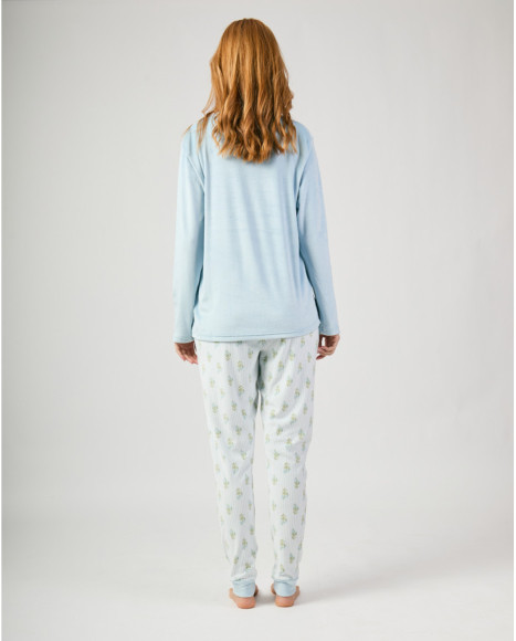 Pijama de mujer con camiseta azul celeste y pantalón estampado flores verdes