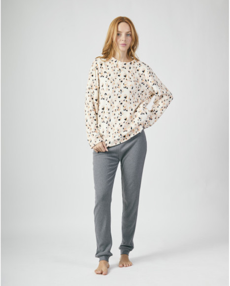 Pijama de invierno para mujer con estampado beige y pantalón canalé