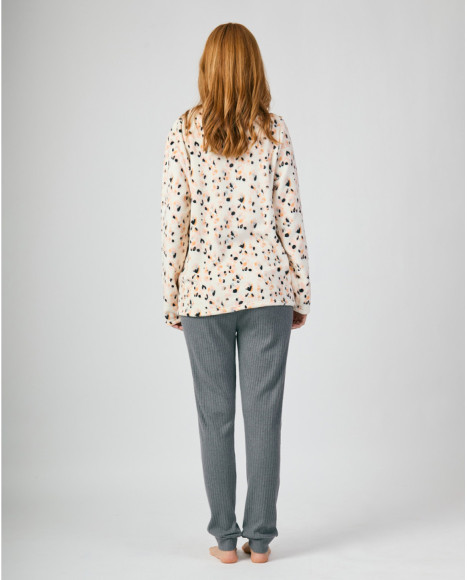 Pijama de invierno para mujer con estampado beige y pantalón canalé